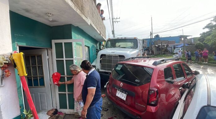 Tráiler descontrolado choca contra vivienda en Ciudad Madero