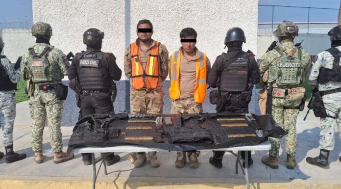 Capturan a dos presuntos delincuentes, aseguran armas y equipo táctico