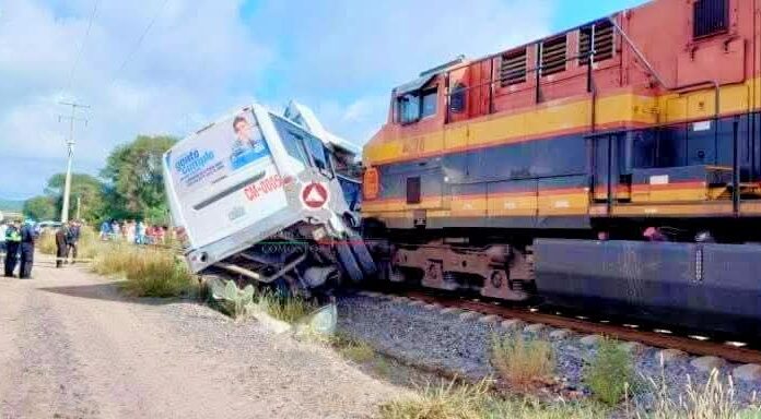 Tragedia en Comonfort: tren embiste autobús, 5 muertos