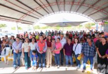 Acerca Alcalde Carlos Peña Ortiz programas y apoyos al ejido Pancho Villa con Brigada DIF