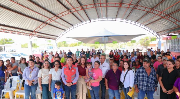 Acerca Alcalde Carlos Peña Ortiz programas y apoyos al ejido Pancho Villa con Brigada DIF