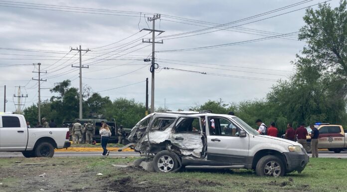 Convoy militar choca y vuelca con presuntos delincuentes