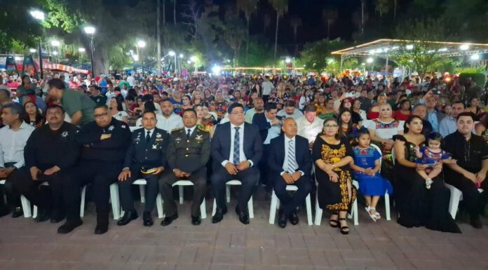Tradición y unidad marcan Grito en Miguel Alemán