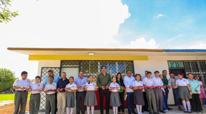 Carlos Peña Ortiz entrega aula escolar en Reynosa
