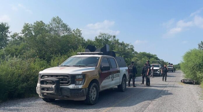 Guardia Estatal auxilia a motociclista accidentado en Abasolo