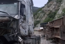 Camión vuelca en Rumbo Nuevo y deja solo daños materiales