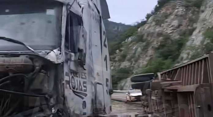 Camión vuelca en Rumbo Nuevo y deja solo daños materiales