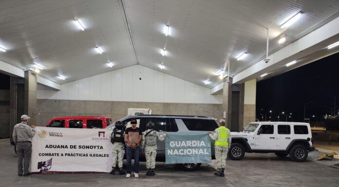 Interceptan tráiler con autos de lujo ocultos en frontera de Sonora
