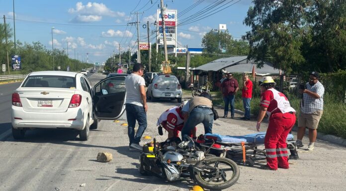 Choque entre auto y moto causa semi-amputación a adolescente