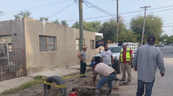 Trabaja COMAPA en la reparación de fuga de agua potable en la Zona Centro