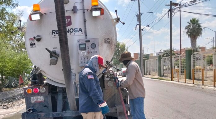 Sondeó COMAPA drenaje sanitario en la colonia Hacienda las Bugambilias