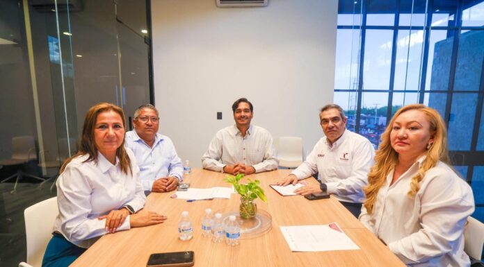 Brinda Carlos Peña Ortiz apoyo a la educación media superior