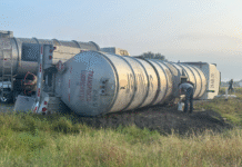 Auto tanque con 30 mil litros de combustible se vuelca en Tamaulipas