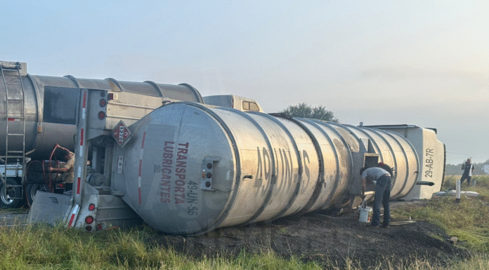 Auto tanque con 30 mil litros de combustible se vuelca en Tamaulipas