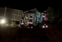 Mueren dos hombres en trágica volcadura la madrugada de este jueves