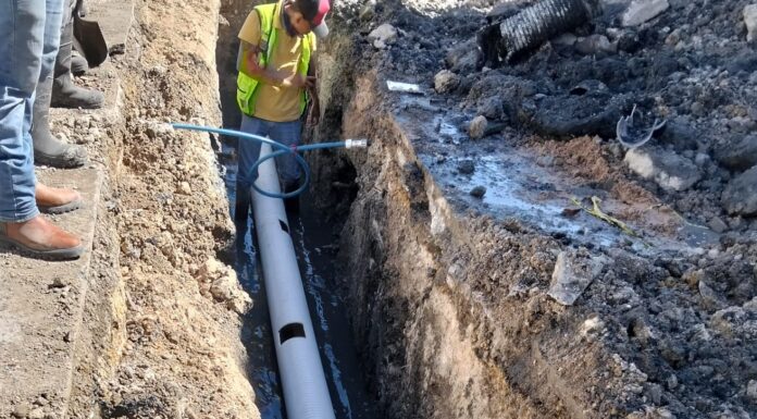Inició COMAPA labores de rehabilitación de drenaje sanitario en la colonia La Cañada