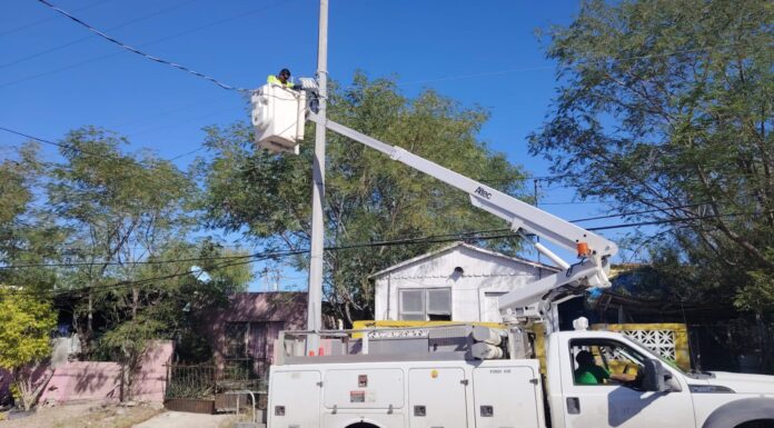 Supervisó Alcalde Carlos Peña Ortiz programa de reparación de alumbrado público