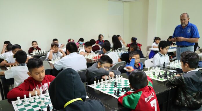 Continúan las eliminatorias escolares de Bádminton y Ajedrez con el apoyo de Carlos Peña Ortiz