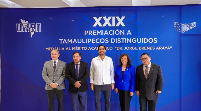 Entregó Carlos Peña Ortiz la Medalla «Dr. Jorge Brenes Araya» con el Secretario de Educación Miguel Valdez García y la Dra. Edith Cantú de Morett