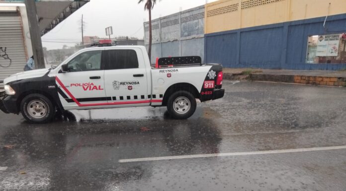 Cierra Policía Vial calles con acumulación de agua en Reynosa