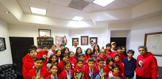 Reconocen nadadores apoyo del Presidente Carlos Peña Ortiz en su preparación y competencias