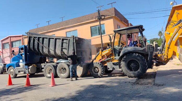 Trabaja COMAPA en la reposición de carpeta asfáltica en distintos sectores, tras concluir maniobras de reparación