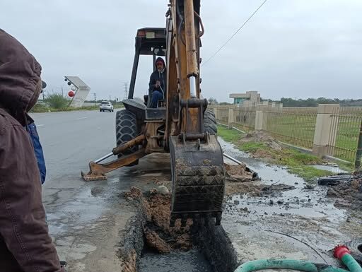 Atiende COMAPA fuga de agua residual en la Carretera Reynosa–Río Bravo