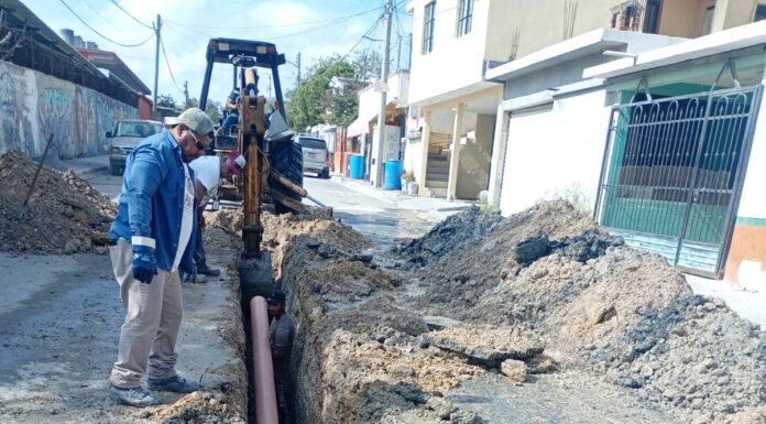 Inició COMAPA rehabilitación de drenaje sanitario en colonia Arcoiris