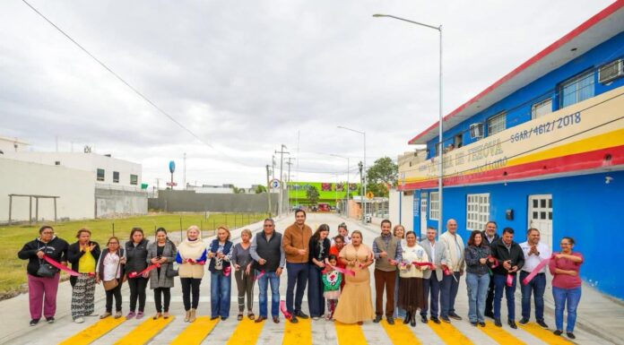 Inauguraron vecinos y Alcalde pavimentación de la calle Níquel en Villas de Esmeralda