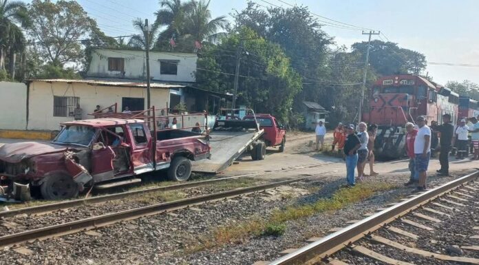 Tren embiste camioneta en el centro de Altamira y deja un lesionado leve