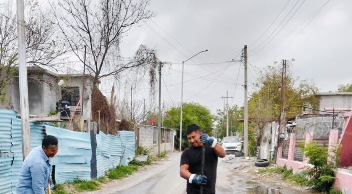 Atendió COMAPA limpieza de pozos de visita en la colonia Ferrocarril Poniente