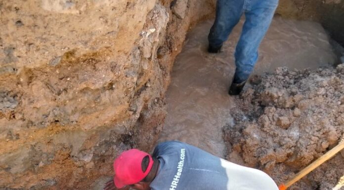 Reparó COMAPA fuga de agua potable en colonia Villas de Imaq