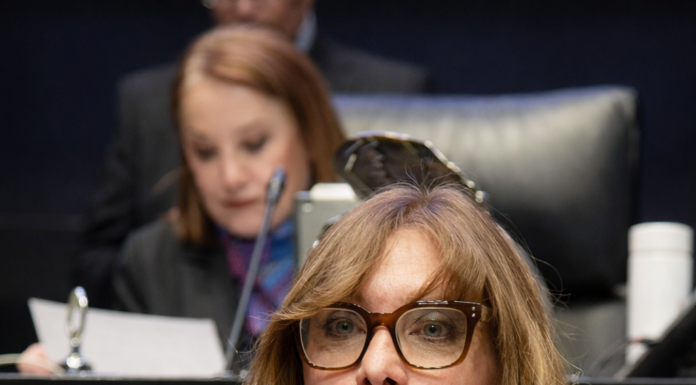 Senado analiza propuesta de Maki Ortiz