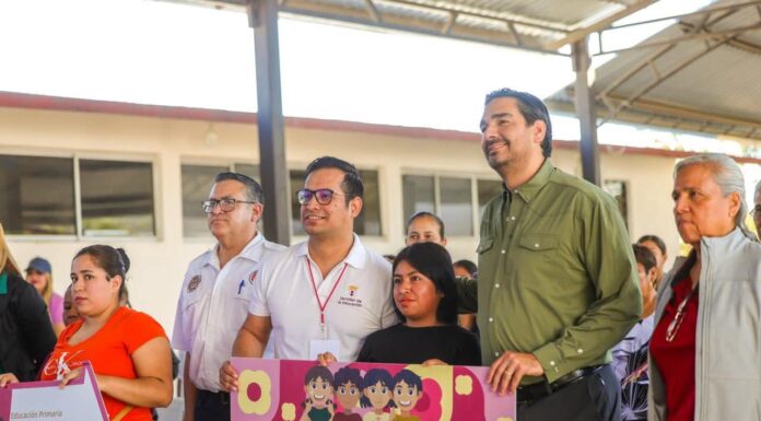 Entregó Carlos Peña Ortiz Becas Rita Cetina para estudiantes de primaria