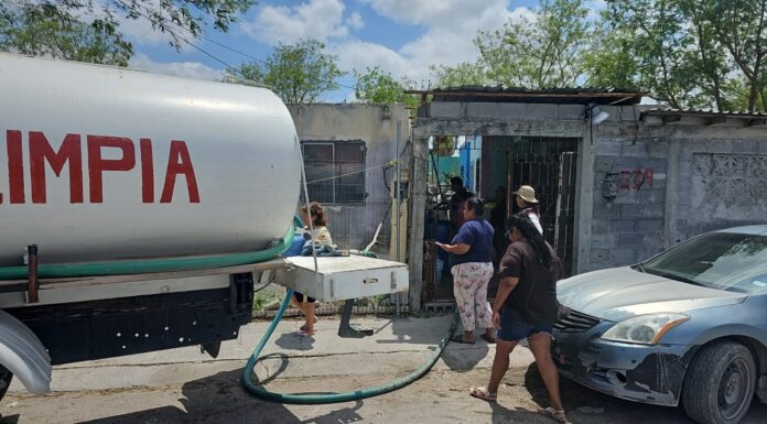 Apoya COMAPA con suministro de agua por medio de pipas en la col. Rincón de las Flores