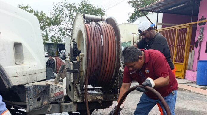 Da mantenimiento COMAPA Reynosa a red sanitaria en Hacienda Las Bugambilias