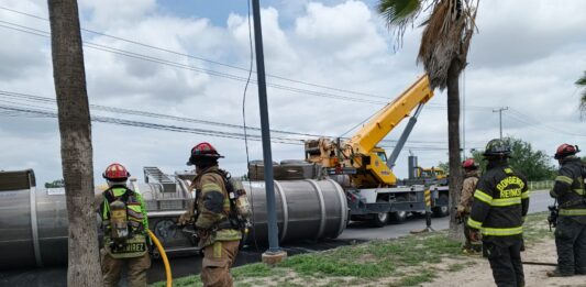 ATIENDE PROTECCION CIVIL Y BOMBEROS EMERGENCIA EN BULEVAR HIDALGO Y LIBRAMIENTO A MONTERREY