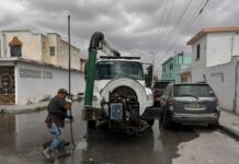 Trabaja Gobierno de Reynosa a la par de la COMAPA en desazolve del drenaje sanitario