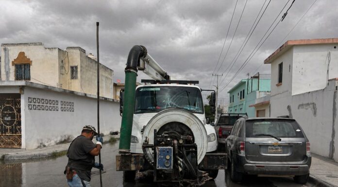 Trabaja Gobierno de Reynosa a la par de la COMAPA en desazolve del drenaje sanitario