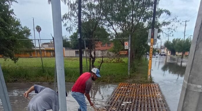 Mantiene COMAPA Reynosa limpieza de pluviales en distintos sectores de la ciudad