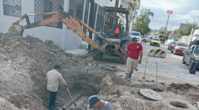 Trabaja COMAPA en reparación de fuga de ñagua potable en la colonia Hidalgo