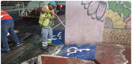 Gobierno de Reynosa realiza limpieza de cruces peatonales en el bulevar Hidalgo para mayor seguridad